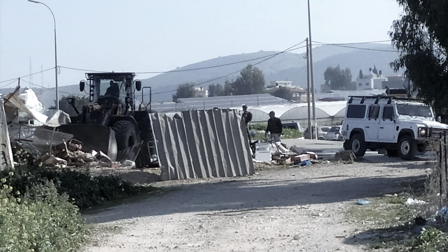 قوات الاحتلال تنكل بشاب بعد اعتقاله في كفر عقب شمال القدس المحتلة.