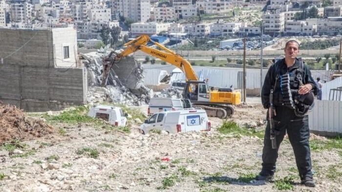 الاحتلال يخطر بهدم 11 منزلا ومنشأة في حزما