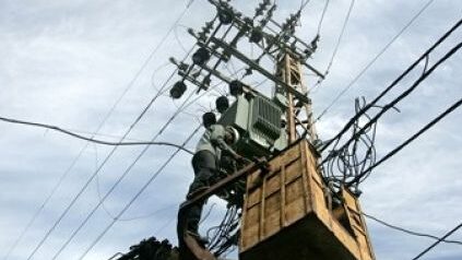 الاحتلال يُخطر بإزالة شبكة كهرباء في بلدة إذنا غرب الخليل