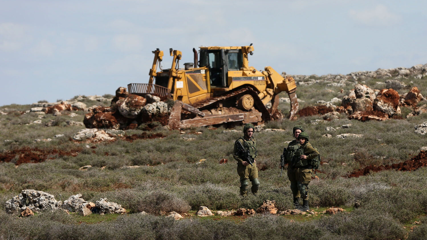 مستوطنون يجرفون أراضي ويعبدون طريقاً في اللبن الشرقية