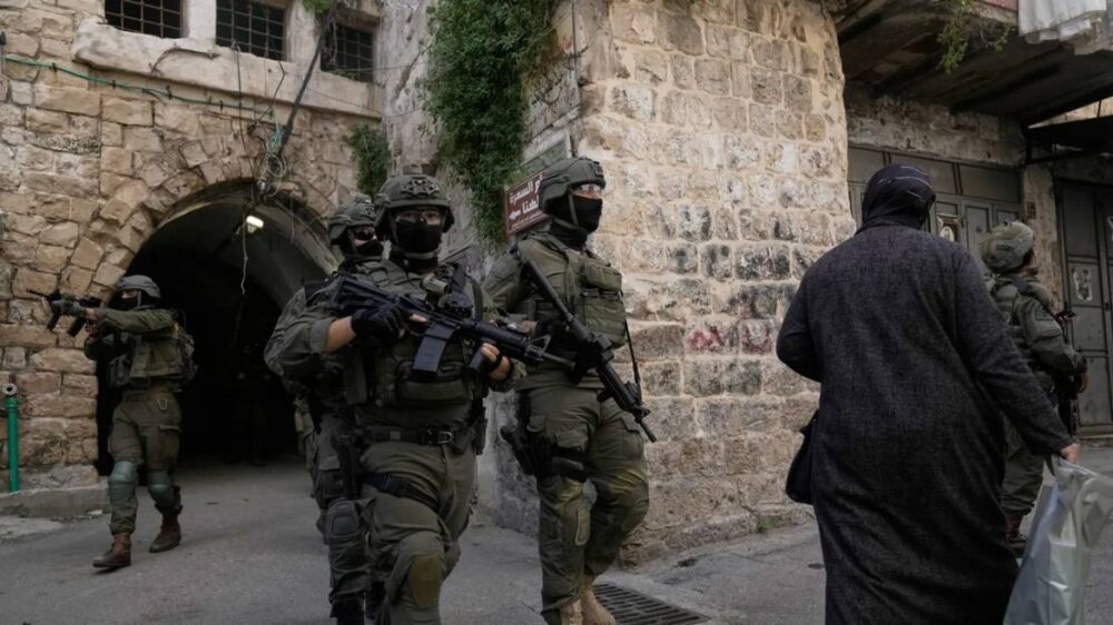 الضفة: اعتقال أكثر من 100 فلسطيني بينهم سيدات وأطفال منذ بدء رمضان