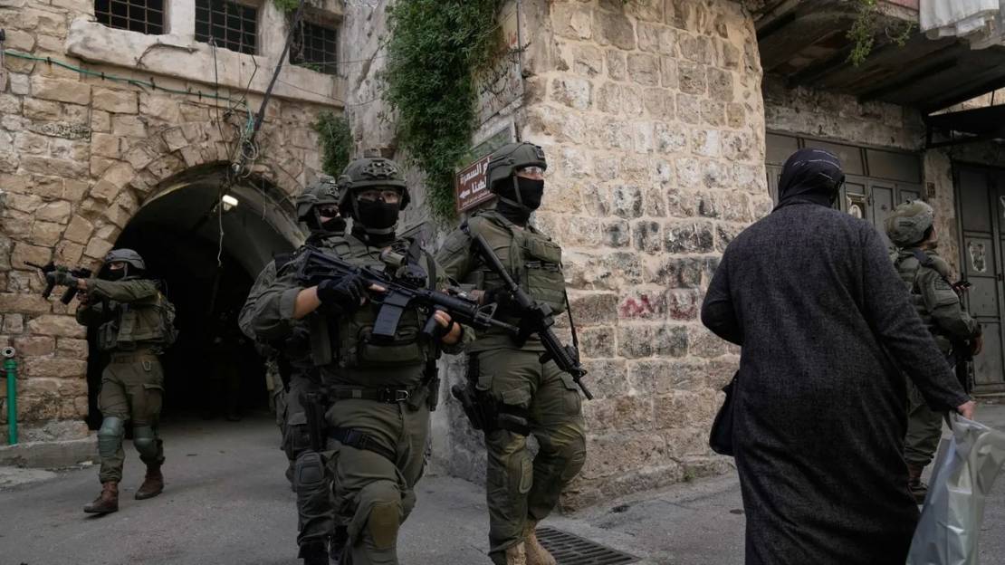 الضفة: اعتقال أكثر من 100 فلسطيني بينهم سيدات وأطفال منذ بدء رمضان