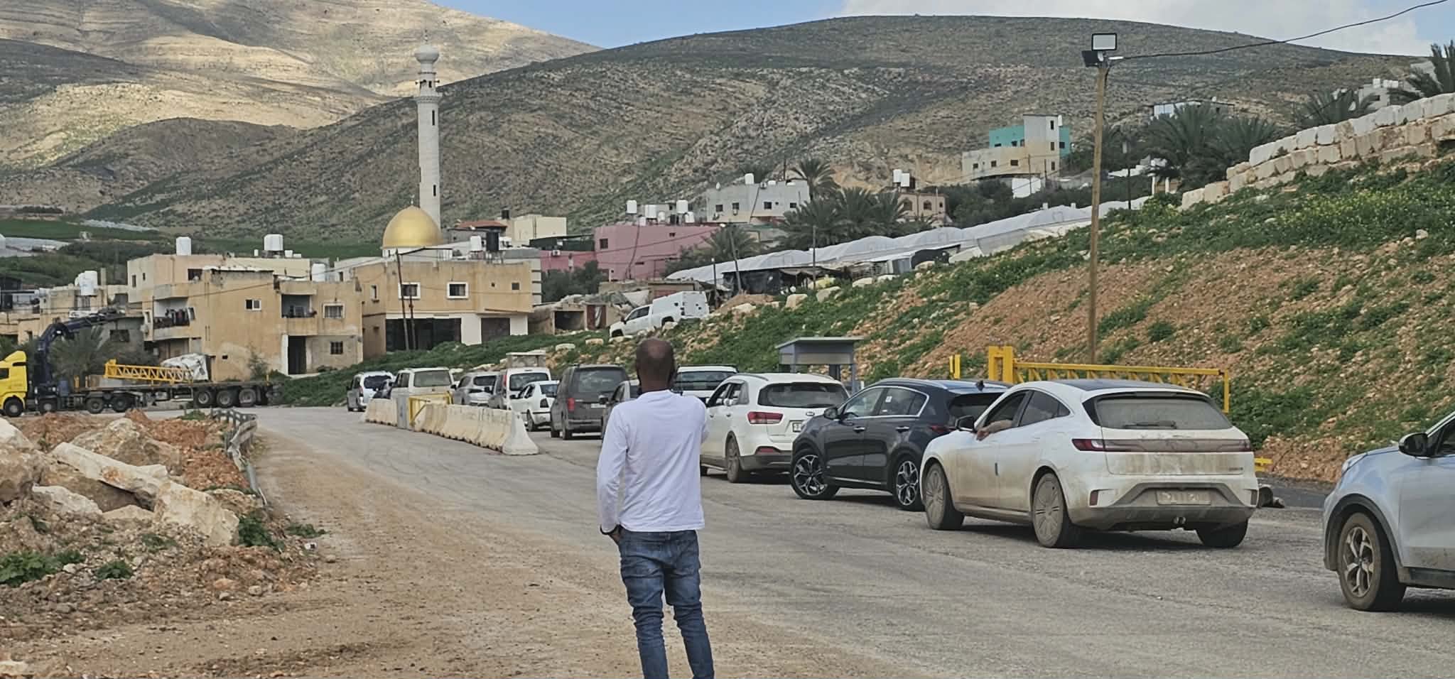 الاحتلال ينصب بوابة حديدية في عين شبلي شمال أريحا