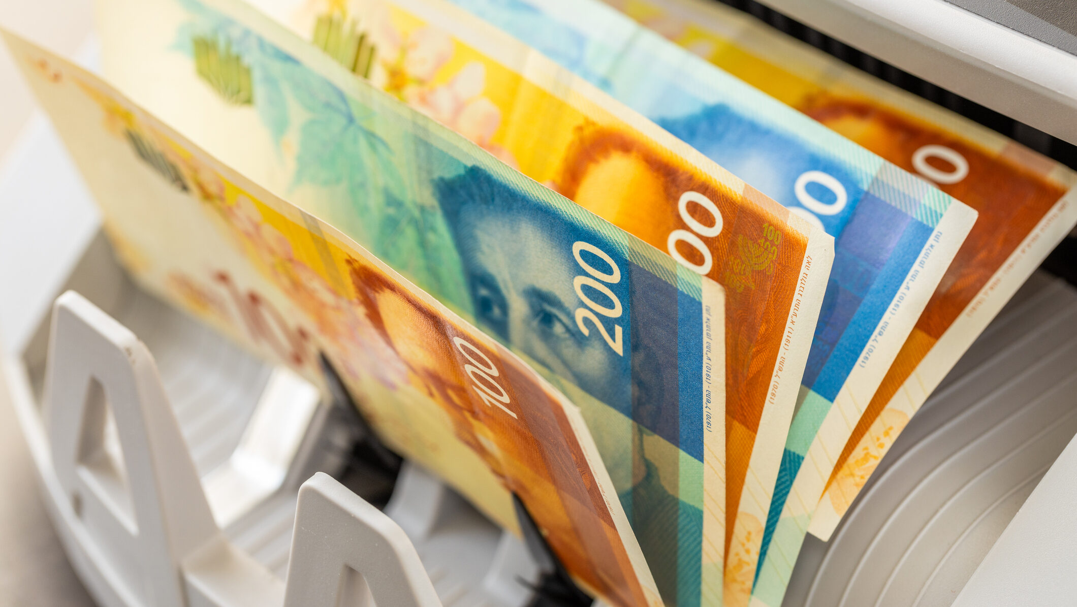 30 ألف شيكل سقفا للكاش… الرئيس يصدر قانون خفض استخدام النقد