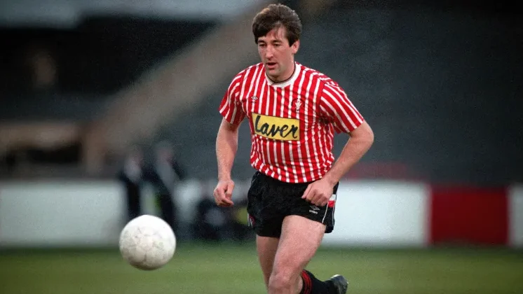 أقوى رجل في تاريخ كرة القدم.. كيف تحول من أغلى صفقة إلى لاعب مرعب؟