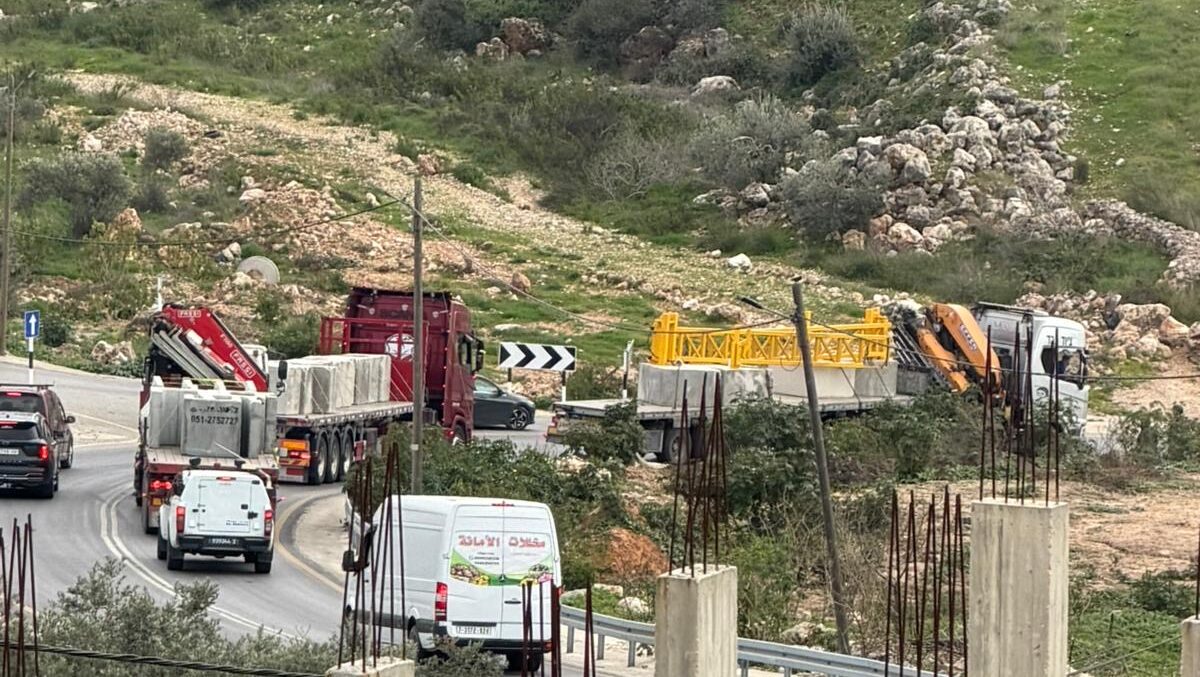 الاحتلال ينصب بوابة حديدية قرب جسر الزاوية غرب سلفيت