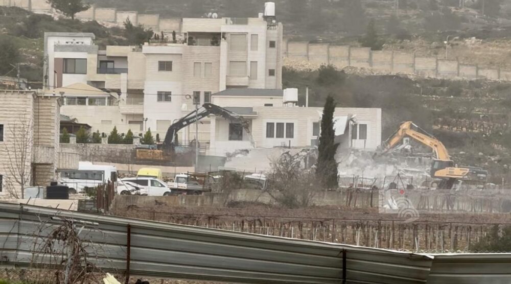 الاحتلال يهدم منزلا من ثلاثة طوابق في ترقوميا غرب الخليل