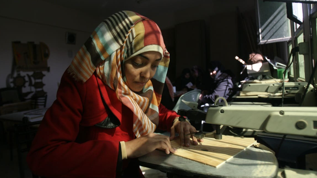 دراسة: تراجع بطالة النساء لا يخفي فجوات الأجر والحماية في سوق العمل الفلسطيني