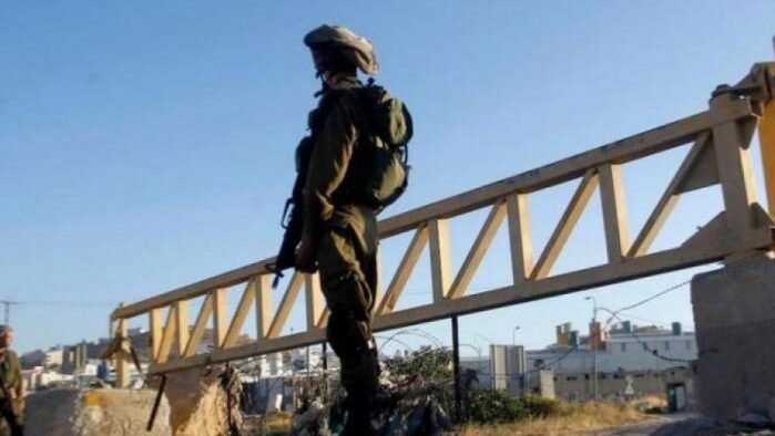 قوات الاحتلال تنصب حاجزًا عسكريًا شرق بيت لحم