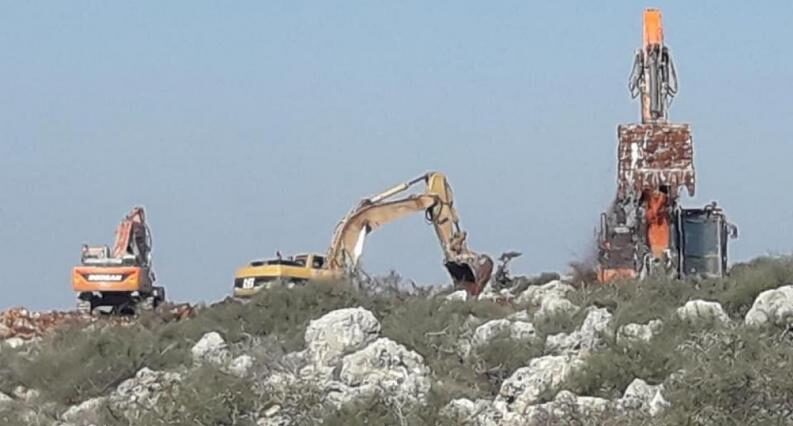 اعتداءات استيطانية: تجريف أراضٍ واقتلاع زيتون في اللبن الشرقية