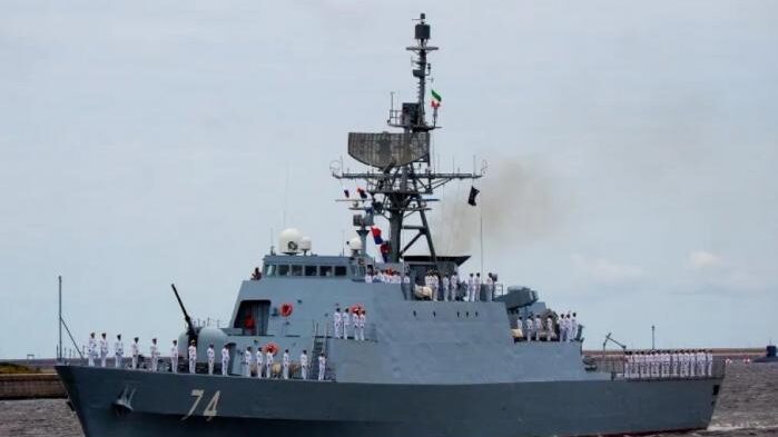 إيران تعلن منع السفن الأمريكية من دخول الخليج وتحذّر من استهدافها في حال الاقتراب