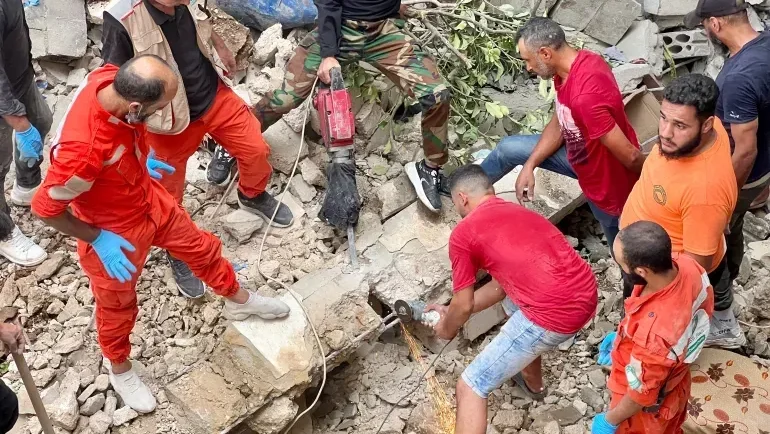 استشهاد مسعفين وإصابة آخرين في قصف الاحتلال محيط مستشفى جنوب لبنان