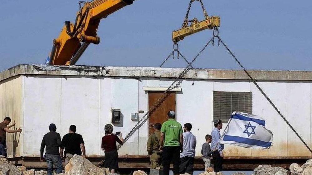 مستوطنون يضعون بيتاً متنقلاً ومرفقات ثروة حيوانية قرب تياسير