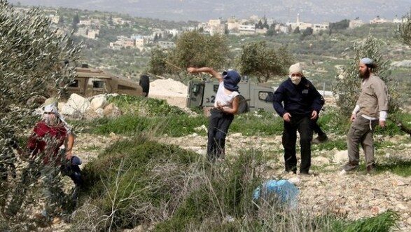 مستوطنون يصيبون مواطنا ويحتجزونه مع آخرين في قرية دوما جنوب نابلس