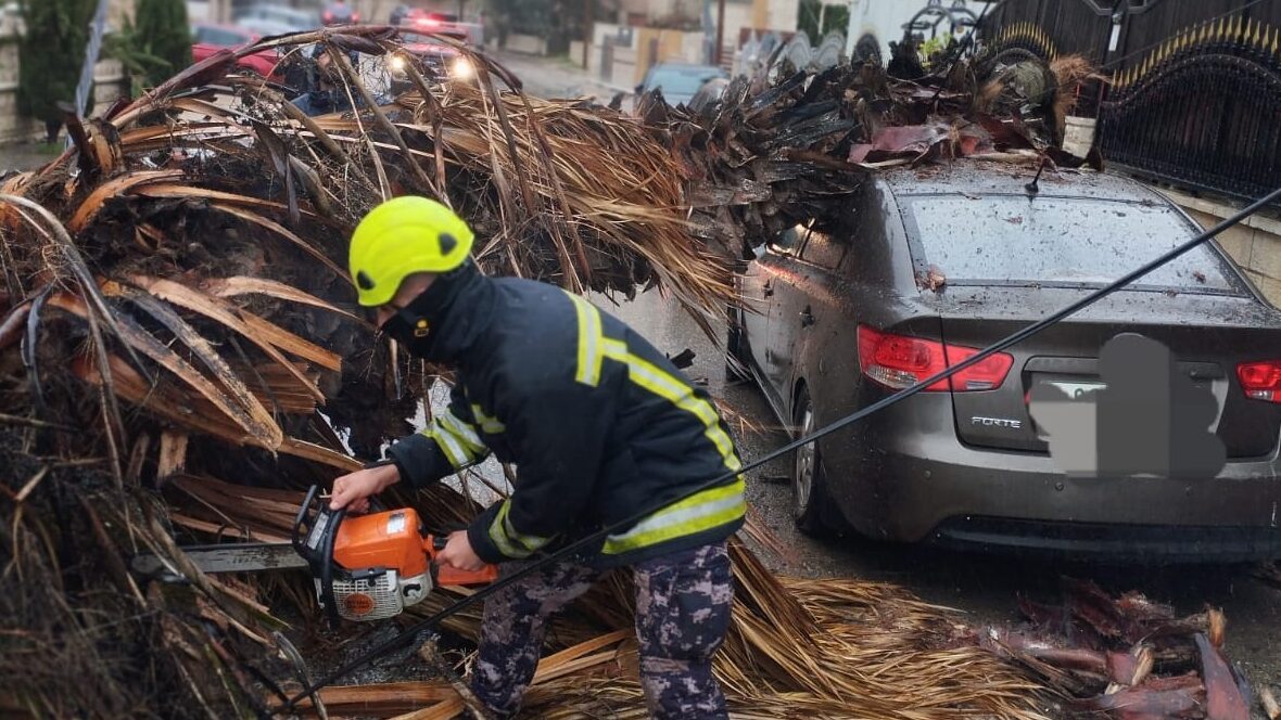 الدفاع المدني الفلسطيني: 4 إصابات نتيجة سقوط شظايا في مناطق متفرقة من الضفة الغربية