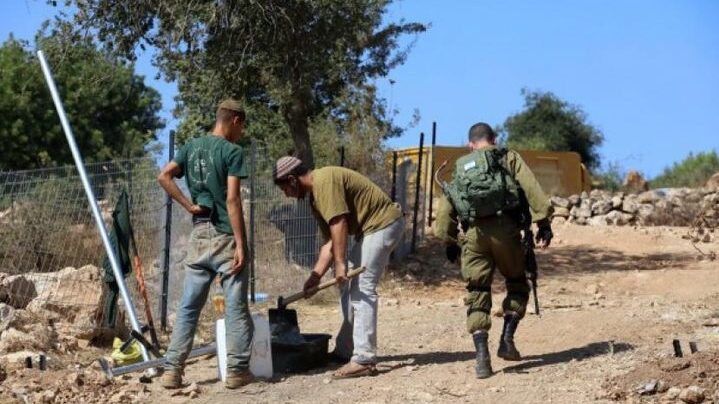 مستوطنون يشرعون بتسييج أراض في الأغوار الشمالية