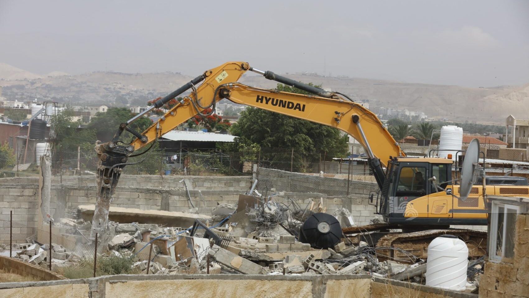 الاحتلال يهدم محال تجارية في بلدة بيت عوا غرب الخليل