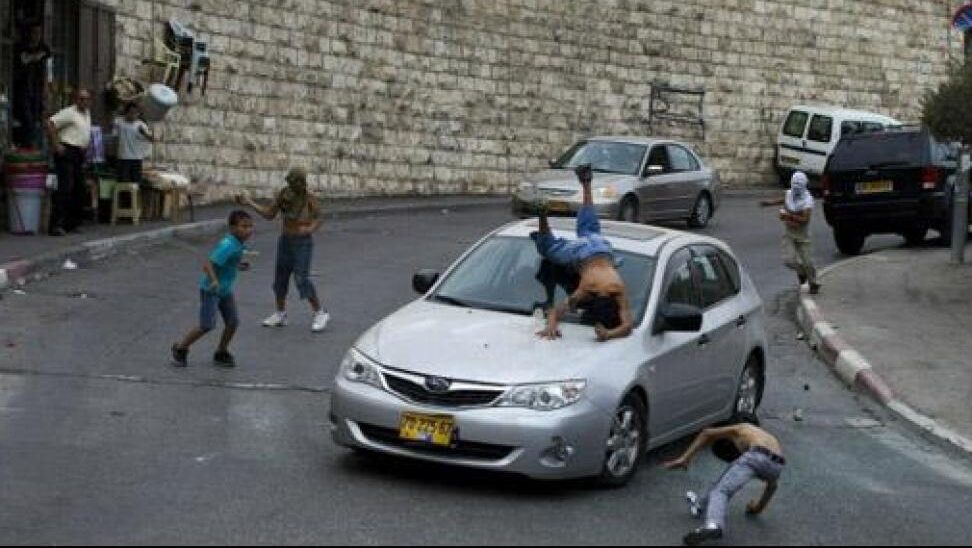 مستوطنون يدعسون خمسة عمال من بيت لحم واعتقال خمسة آخرين