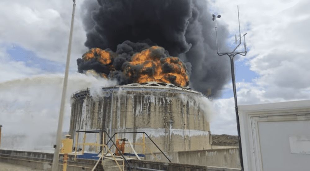 حرائق ضخمة.. مصافي النفط في خليج حيفا تحت مرمى الصواريخ