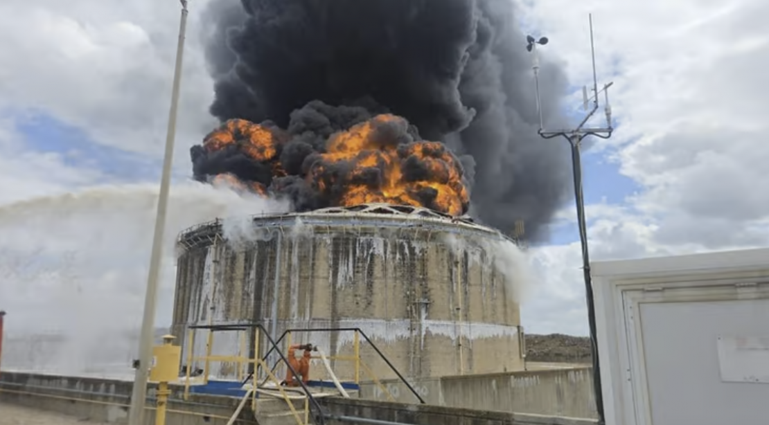 حرائق ضخمة.. مصافي النفط في خليج حيفا تحت مرمى الصواريخ