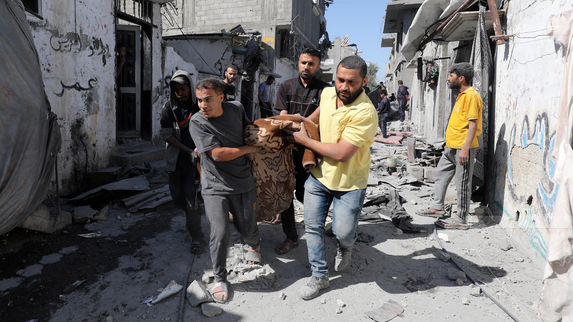 شهيدان وعشر إصابات تصل إلى مستشفى المواصي الميداني جراء قصف مركبة في مواصي خانيونس