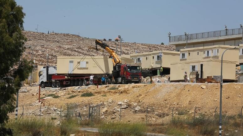 مستوطنون ينصبون "كرفانات" على أراضي قرية بيرين جنوب شرق الخليل