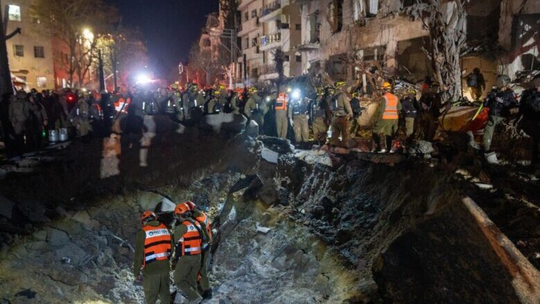 بلدية تل أبيب: 40 مبنى متضرر وإجلاء 200 وإغلاق المطار