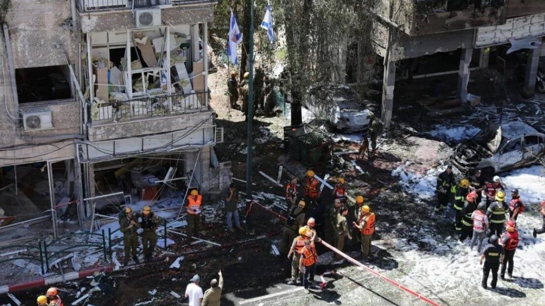 قتيلان جراء سقوط صاروخ "متشظٍ" في تل أبيب.. ماذا نعرف عن هذا النوع من الصواريخ؟