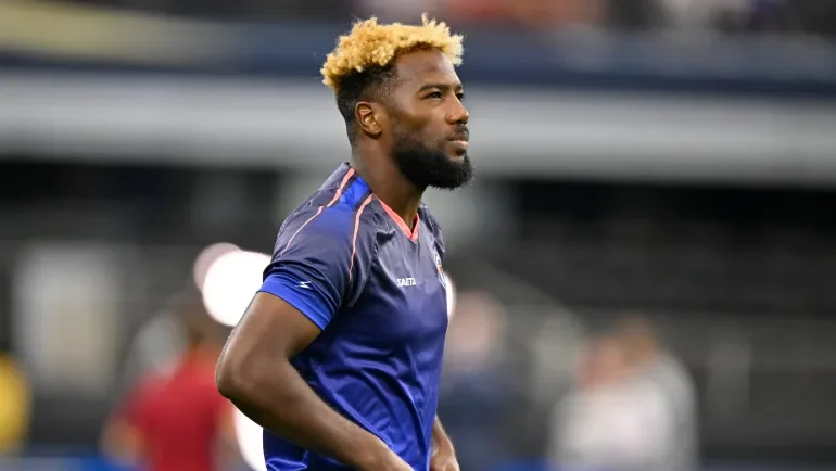 عالق لـ30 ساعة بين الحدود.. محترف استقلال طهران يروي تفاصيل هروبه بعد القصف