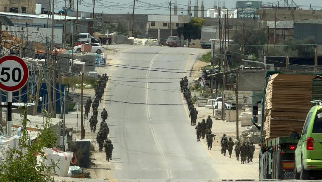 الاحتلال ينسحب من قراوة بني حسان وبديا بعد مداهمة عشرات المنازل واعتقال عدد من الشبان