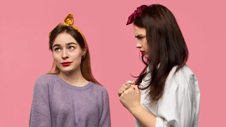 التسول الجاف.. عندما يتحول التلميح البسيط إلى استنزاف عاطفي مزمن