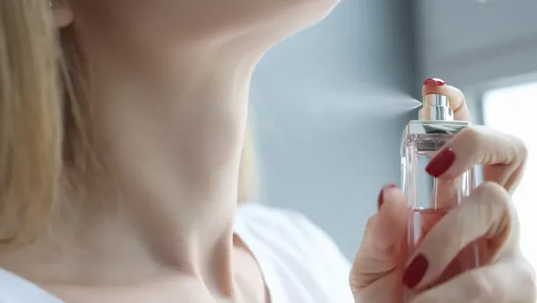 رش العطر على الرقبة.. هل يضر بك فعلا؟