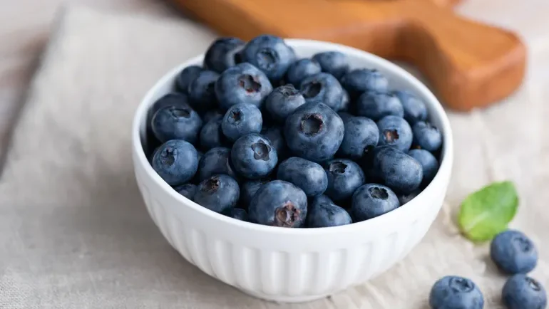 حفنة واحدة يوميا.. كيف يحميك التوت الأزرق من أمراض القلب؟