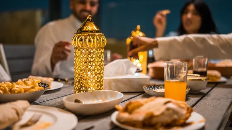 رمضان في الشتاء.. كيف يغير الطقس البارد علاقتنا بالطعام والنوم؟