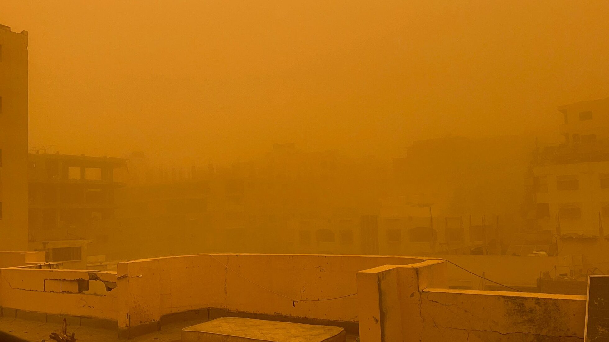 عاصفة رملية تضرب قطاع غزة وتُفاقم مأساة النازحين