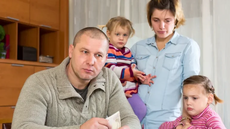 في زمن الأزمات.. كيف تشرح لأطفالك ضغوطك المالية من دون كوابيس؟