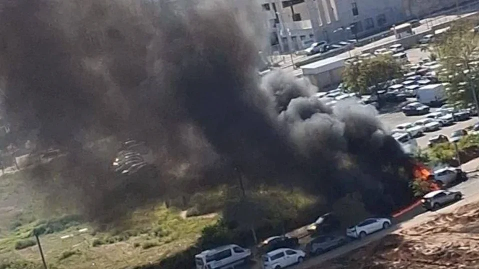 شظايا صواريخ إيرانية تُصيب تل أبيب الكبرى وتخلّف إصابات وحرائق