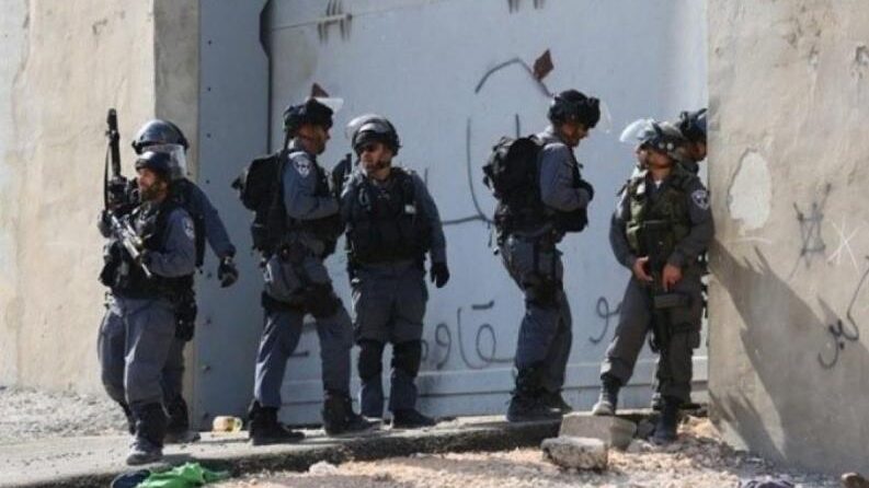 الاحتلال يفتش مدارس وكالة الغوث في مخيم شعفاط ويأخذ قياسات للمباني