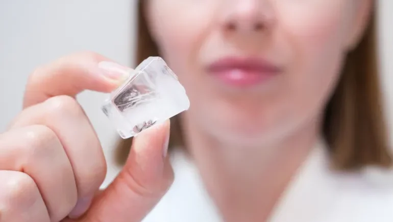 كمادات الجمال الباردة.. ماذا يفعل الثلج حقا ببشرتك؟