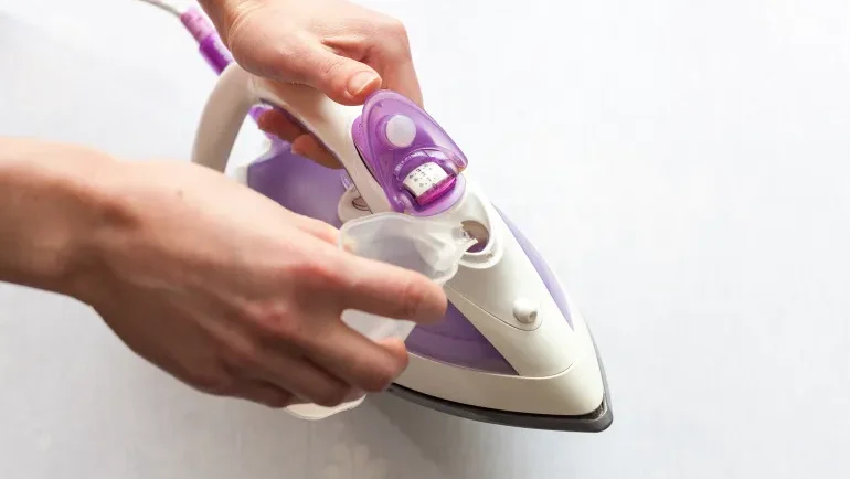 حفاظا على ملابسك.. توقف عن ترك الماء في المكواة فورا!