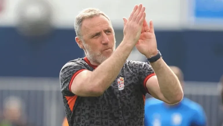 ناد إنجليزي يقيل مدربه بعد سلسلة هزائم كارثية