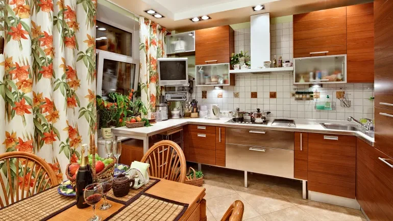 نقوش جريئة وألوان زاهية.. تصميمات مطابخ الستينيات تتألق من جديد