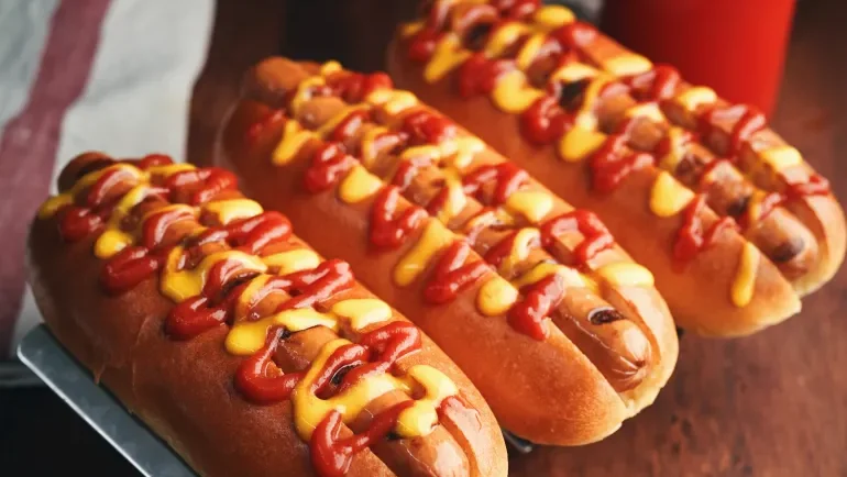 سر "الهوت دوغ".. من نكتة إلى أيقونة أمريكية تلتهم بالمليارات