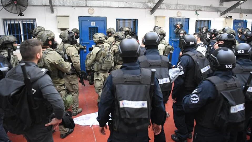 إصابات بين الأسرى جراء اقتحام وقمع واسع لكافة أقسام سجون الاحتلال