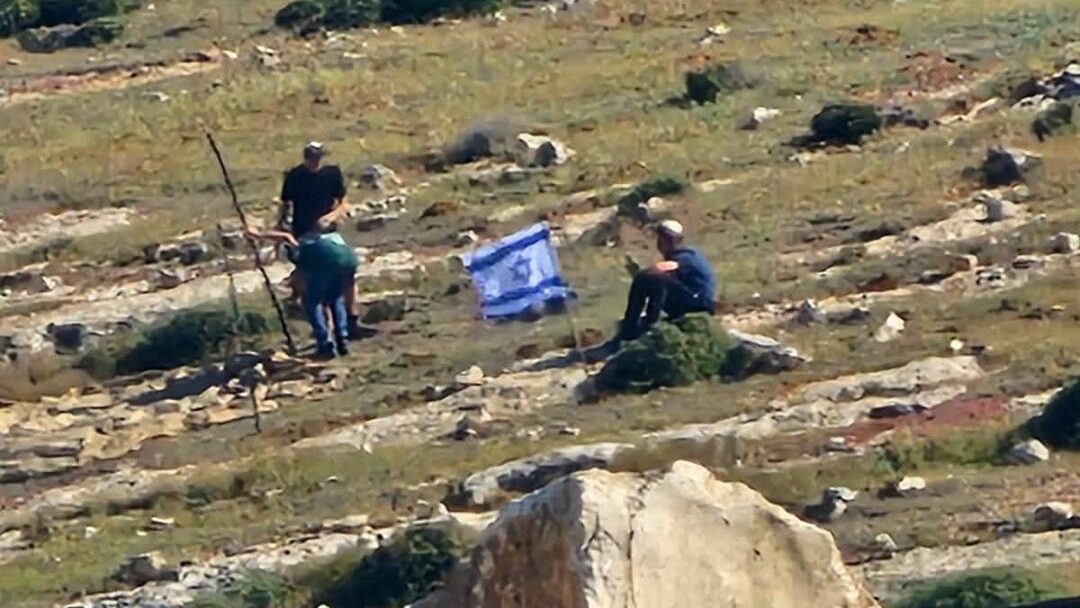 تمهيدًا للاستيلاء على مزيد من الأراضي: مستوطنون ينصبون برج اتصالات في كيسان شرق بيت لحم