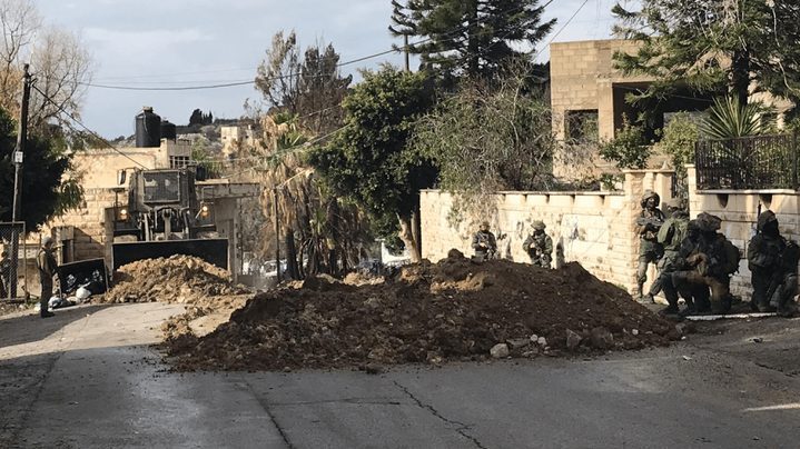 الاحتلال يغلق طرقا فرعية في دير شرف غرب نابلس