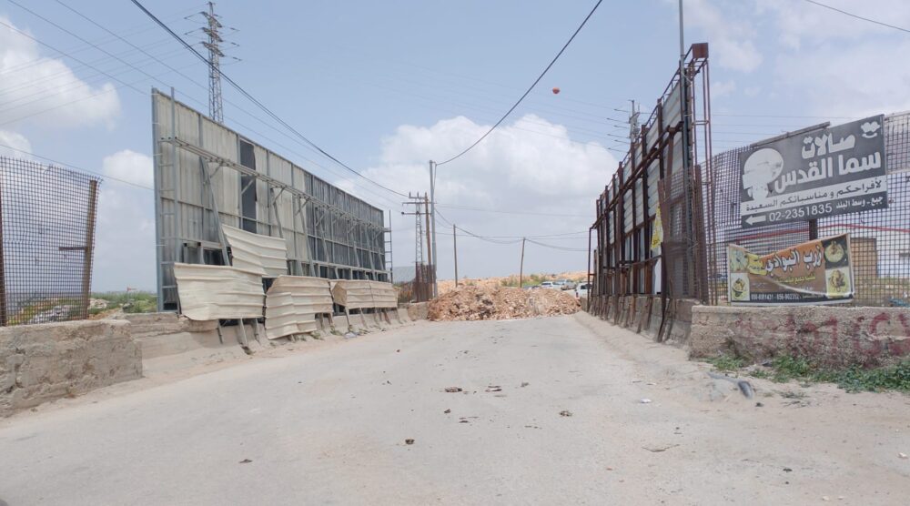 الاحتلال يغلق جسر جبع شمال القدس بالسواتر الترابية