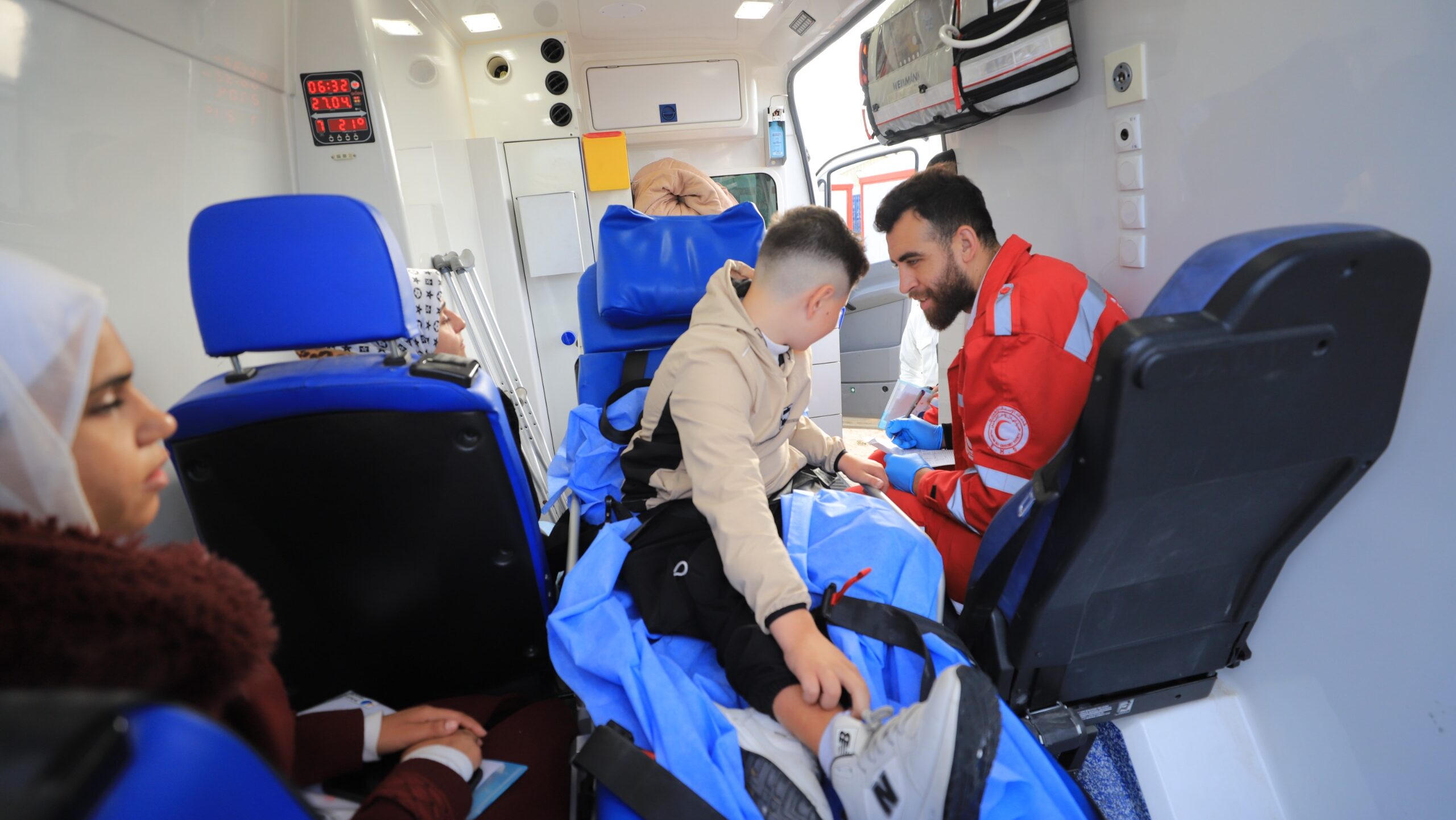 إجلاء 47 مسافرًا بينهم مرضى عبر معبر رفح البري