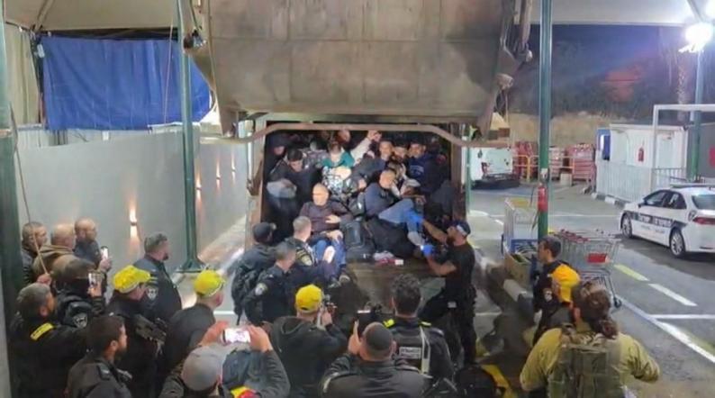 يا عارنا… عن شاحنة النفايات المضغوطة بالعمال!