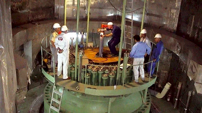 الغارديان: حرب ترامب تدفع إيران نحو القنبلة النووية